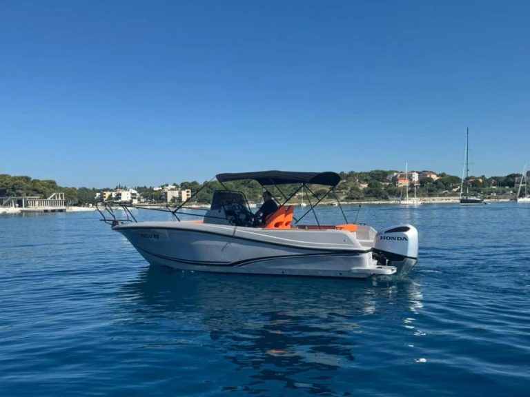 Bateau à moteur à louer à Makarska au meilleur prix