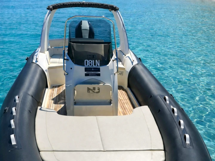 Location Semi-rigide Nuova Jolly avec permis