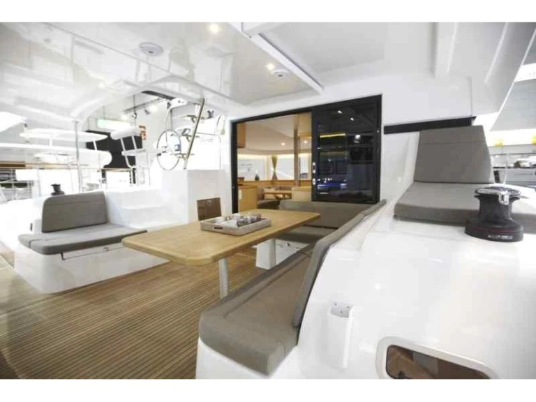 Louez un Lagoon Lagoon 42 à Nettuno