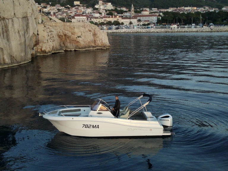 Louez un Atlantic Marine 750 Open à Makarska