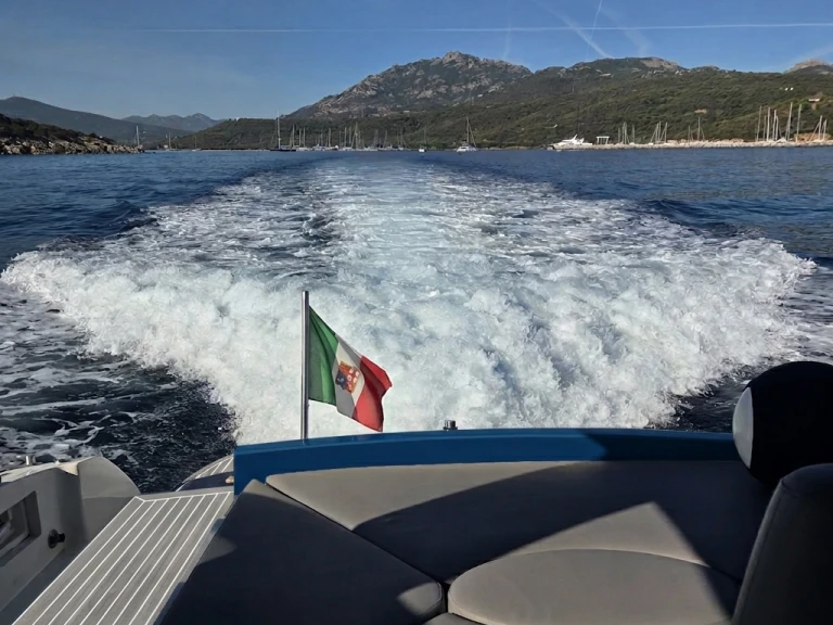 Louer Bateau à moteur avec ou sans skipper Baia à Poltu Quatu