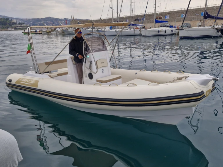 Semi-rigide à louer à Sanremo au meilleur prix