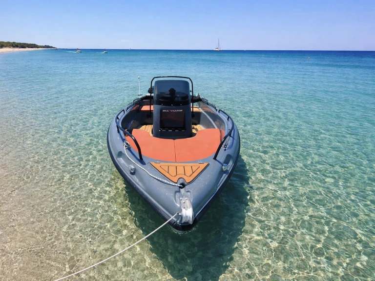 Poseidon Blu Water 170 a louer à Mílos