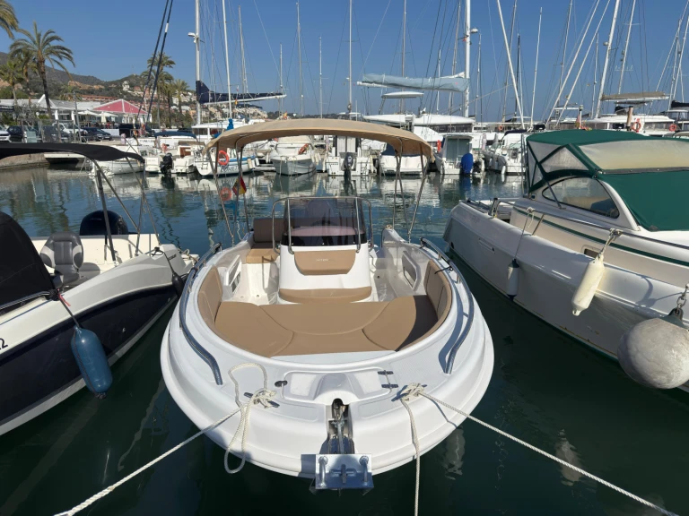 Bateau à moteur à louer à Port Ginesta au meilleur prix