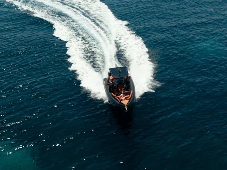 Bateau à moteur à louer à Gouviá au meilleur prix