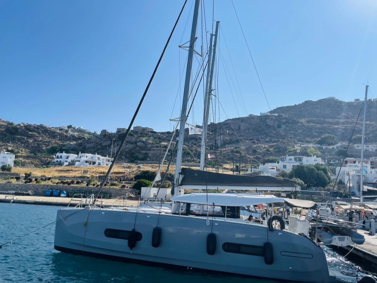 Louer Catamaran avec ou sans skipper Excess à Álimos