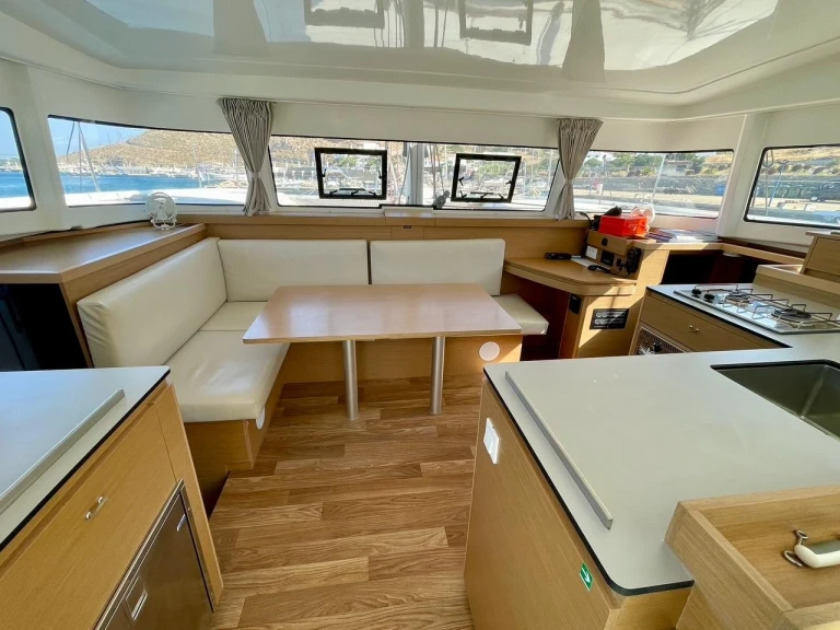 Catamaran à louer à Toúrlos au meilleur prix
