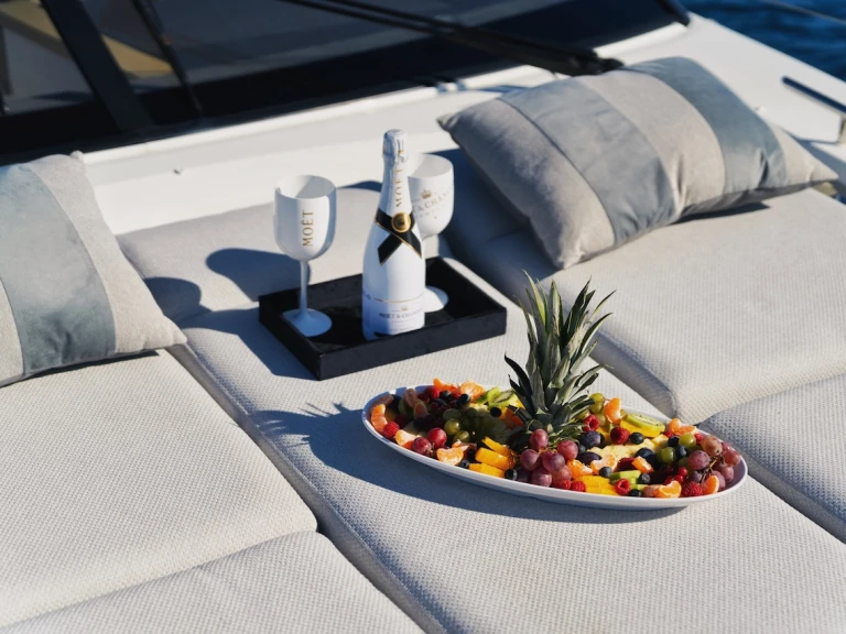 Location à Marina Lav - Jeanneau Prestige 520 S sur SamBoat