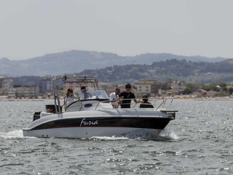Bateau à moteur à louer à Rimini au meilleur prix
