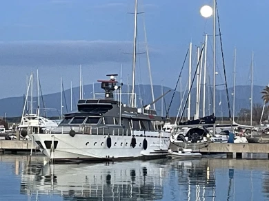 Hire Luxury Yacht Versilcraft with a boat licence
