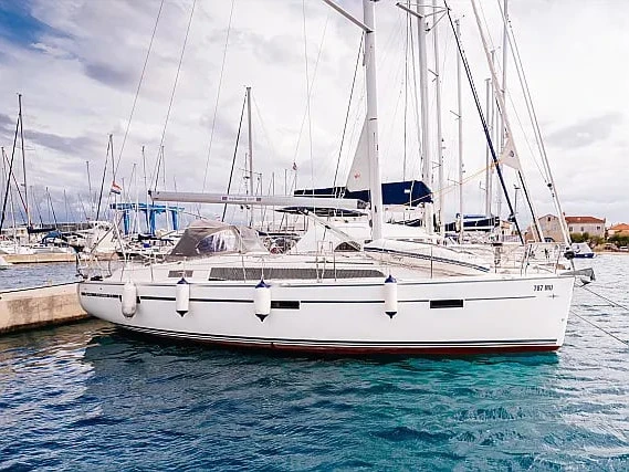 Louez un Bavaria Bavaria Cruiser 37 B à Betina