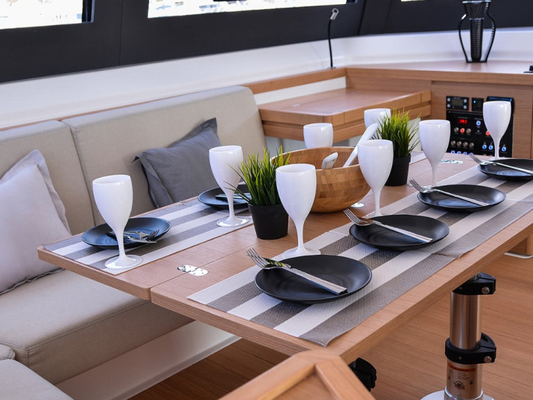 Catamaran à louer à Toúrlos au meilleur prix