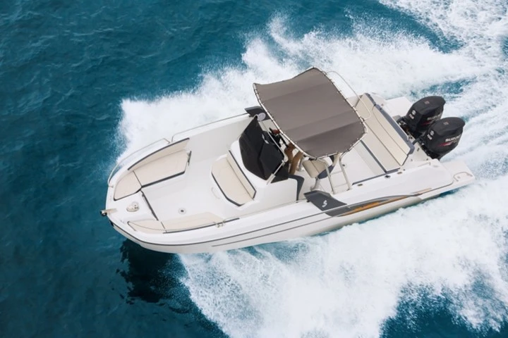 Louer Bateau à moteur avec ou sans skipper Bénéteau à Barcelone