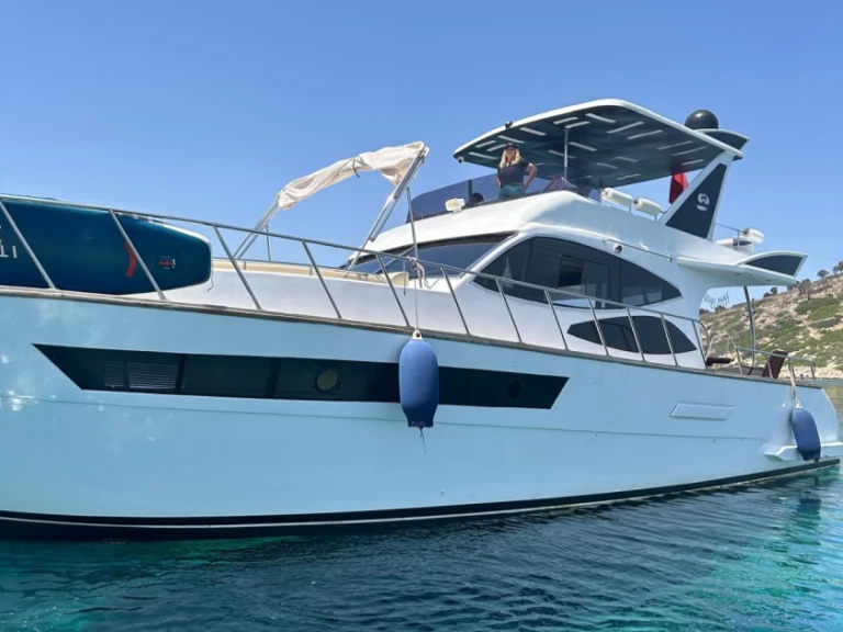 Location Yacht Custom Made avec permis