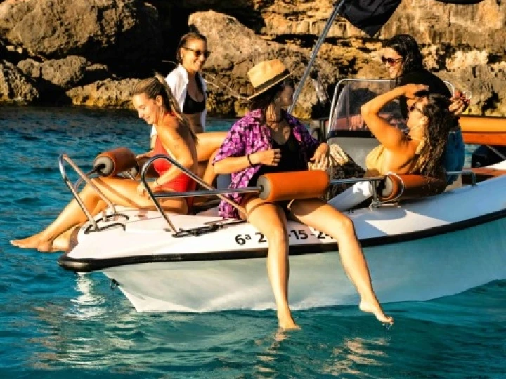 Location Bateau à moteur Polyester Yacht avec permis