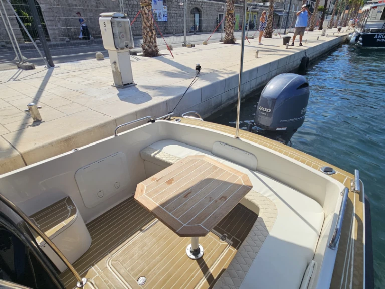 Louer Bateau à moteur avec ou sans skipper NAVAL à Dubrovnik