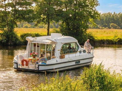 Hire Motorboat Nicols Yacht with a boat licence