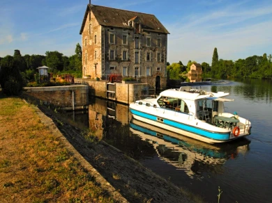 Motorboat to hire Grez-Neuville at the best price