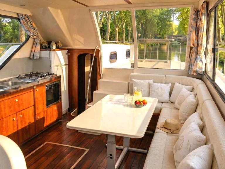 Bateau à moteur à louer à Dole au meilleur prix