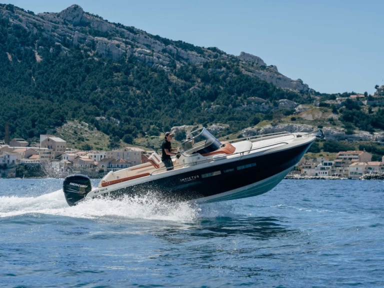 Location Bateau à moteur Invictus  avec permis
