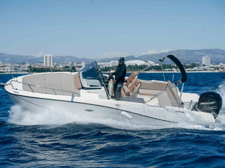 Location bateau Marseille pas cher Activ 755 Sundeck