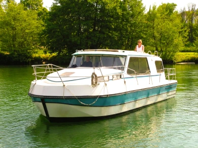 Motorboat for rent Sermoise-sur-Loire at the best price