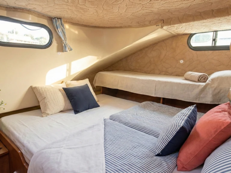 Bateau à moteur à louer à Dole au meilleur prix