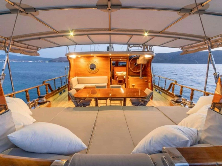 Location Yacht Custom avec permis