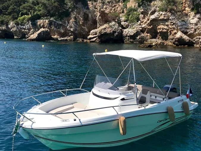 Louez un Jeanneau Cap Camarat 6.5 Style à Antibes