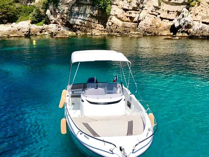 Location bateau Antibes pas cher Cap Camarat 6.5 Style