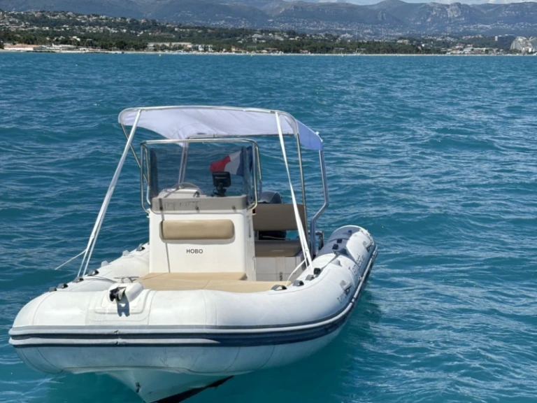 Louer Semi-rigide avec ou sans skipper Capelli à Antibes