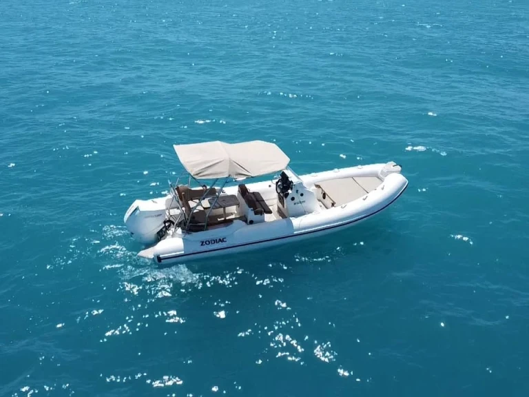 Semi-rigide à louer à Antibes au meilleur prix
