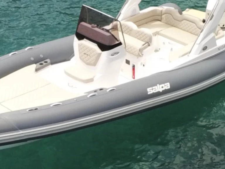 Bateau à moteur à louer à Antibes au meilleur prix