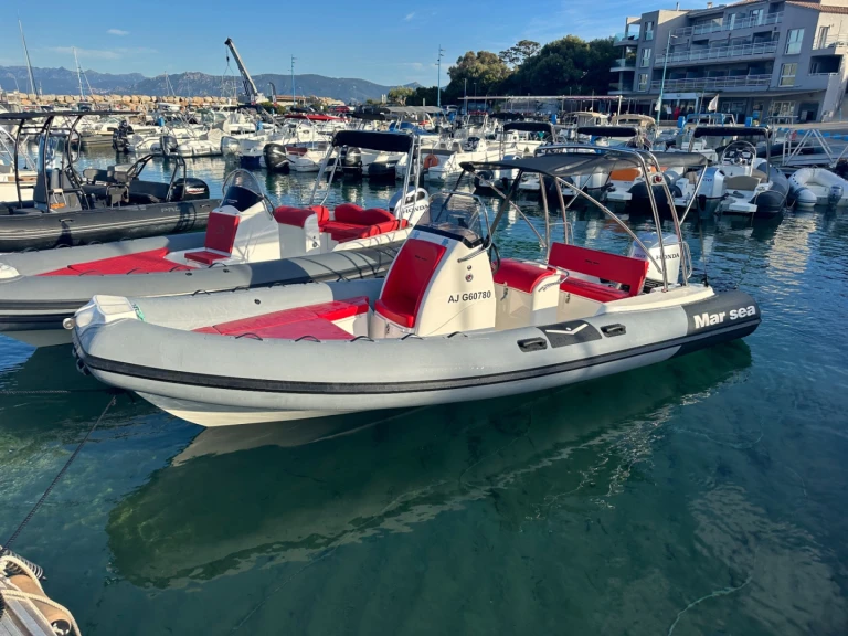 Semi-rigide à louer à Porto Pollo au meilleur prix