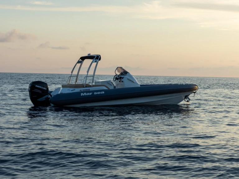 Bateau à moteur à louer à Porto Pollo au meilleur prix