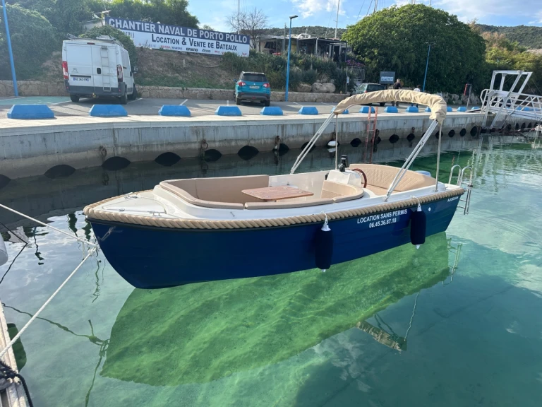 Bateau à moteur à louer à Porto Pollo au meilleur prix