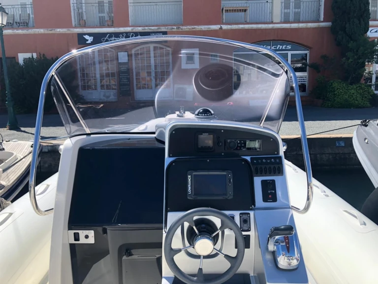 Louer Semi-rigide avec ou sans skipper Bwa à Port Grimaud