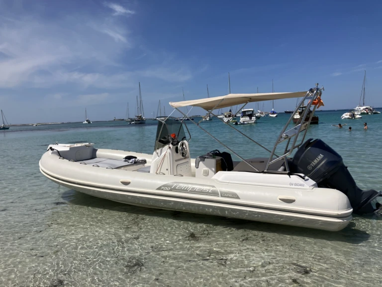 Louer Semi-rigide avec ou sans skipper Capelli à Combrit