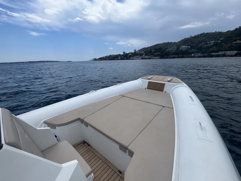 Louer Semi-rigide avec ou sans skipper Renier à Cannes