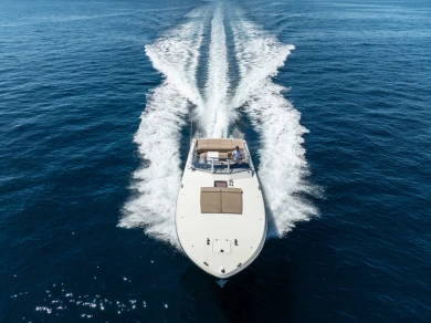 Hire Motorboat Itama with a boat licence