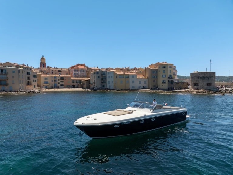 Bateau à moteur à louer à Saint-Tropez au meilleur prix
