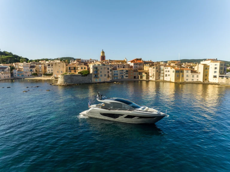Sunseeker PREDATOR 65 a louer à Saint-Tropez