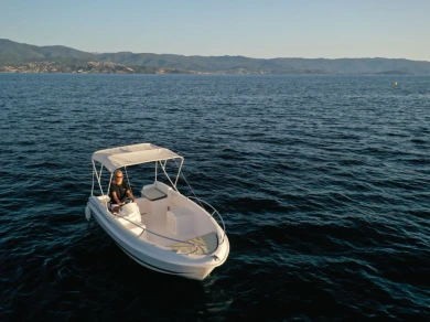 Hire a B2 Marine 452 Open Appietto