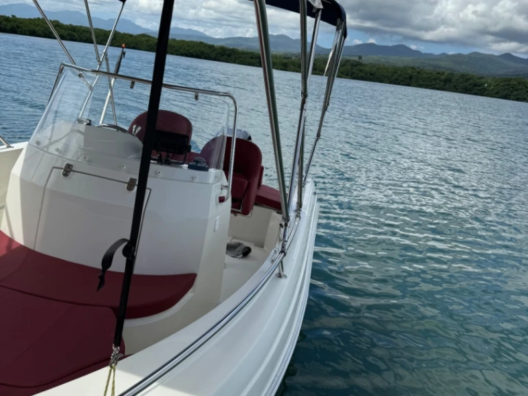 Bateau à moteur à louer à Sainte-Rose au meilleur prix
