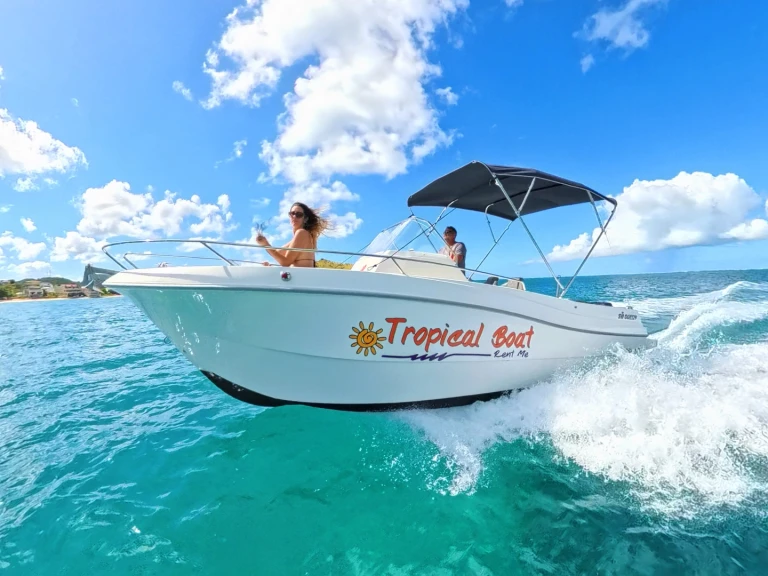 Bateau à moteur à louer à Marigot au meilleur prix