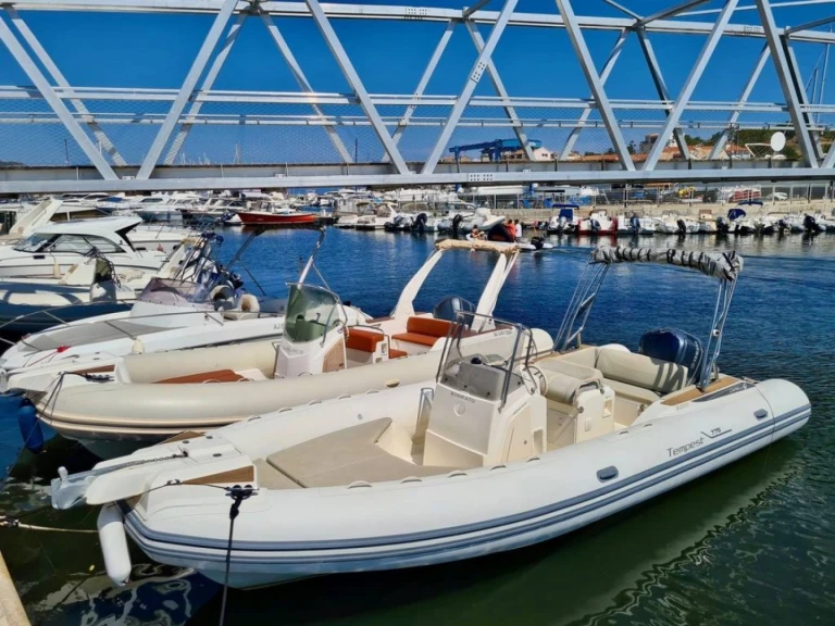 Louer Semi-rigide avec ou sans skipper Capelli à Saint-Florent