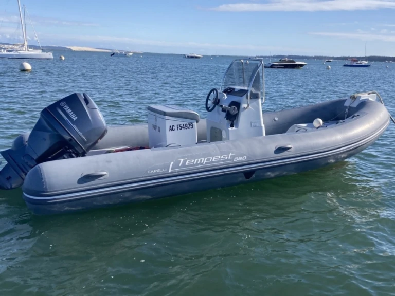 Louer Semi-rigide avec ou sans skipper Capelli à Grand Piquey