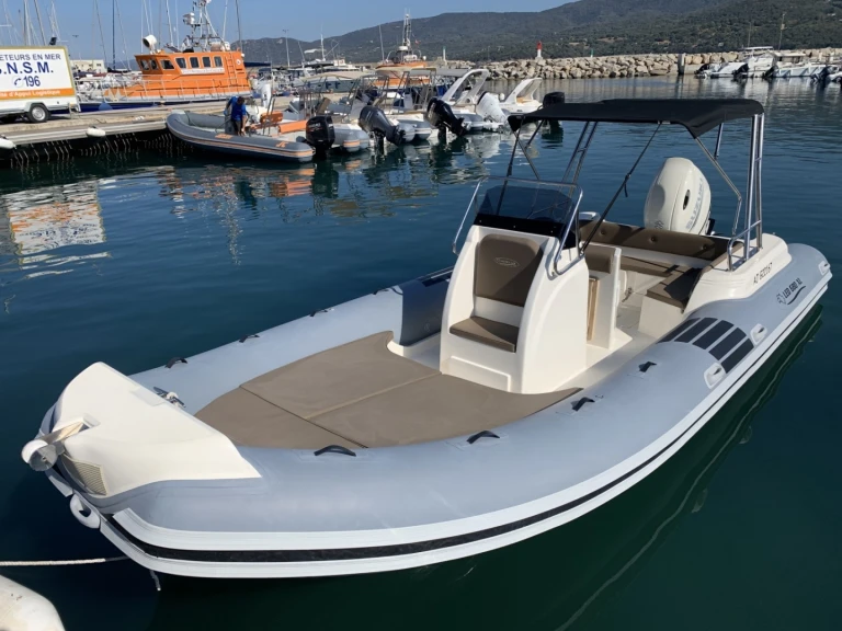 Louer Semi-rigide avec ou sans skipper Nautica Led à Propriano