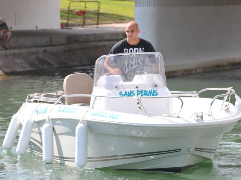 Louer Bateau à moteur avec ou sans skipper Quicksilver à Sète