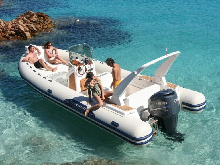 Louer Semi-rigide avec ou sans skipper Capelli à Porto-Vecchio